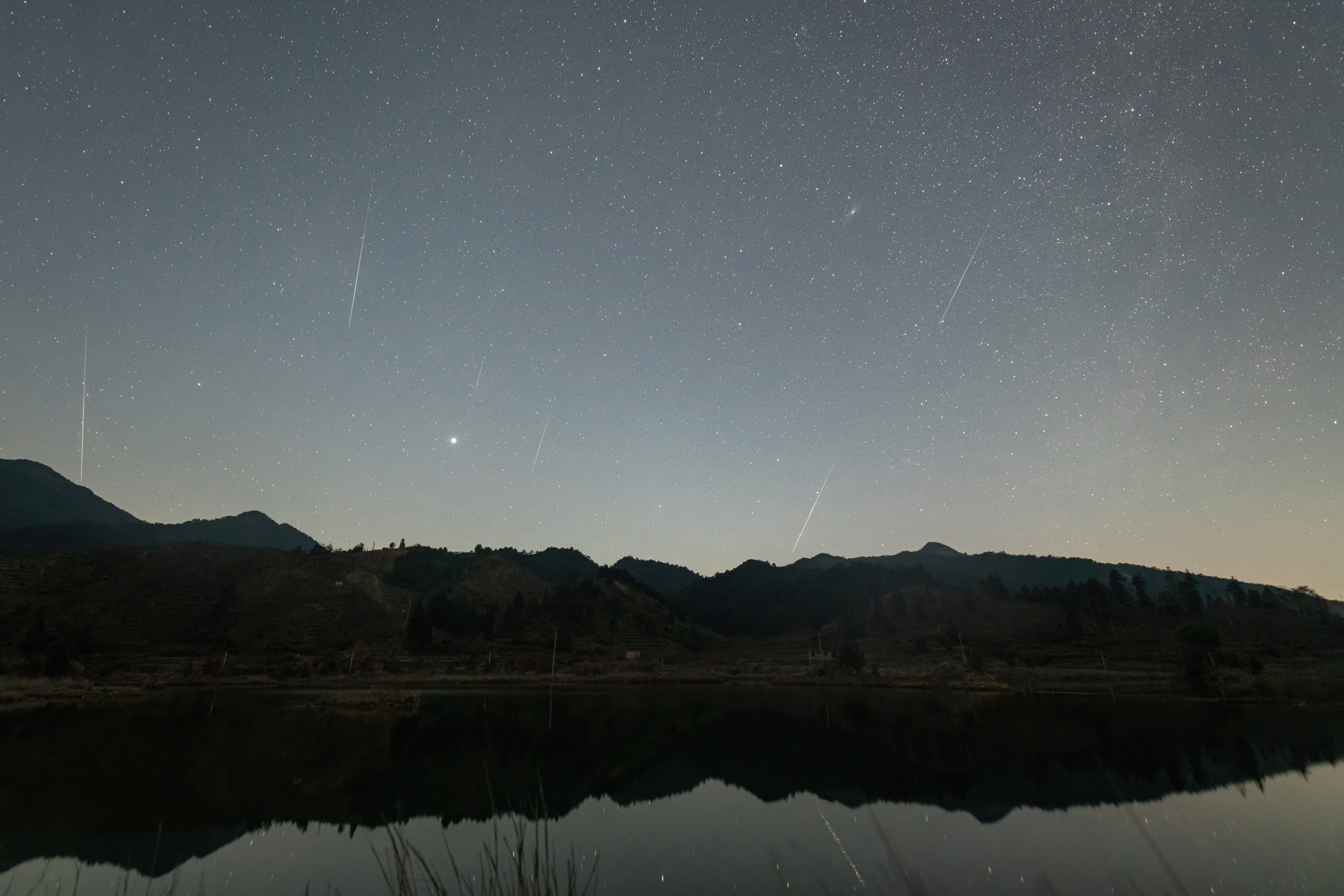 12月14日，在廣東連州，2022年最后一場特殊天象——雙子座流星雨在夜空“綻放”。李德錸 葉嘉暉 攝