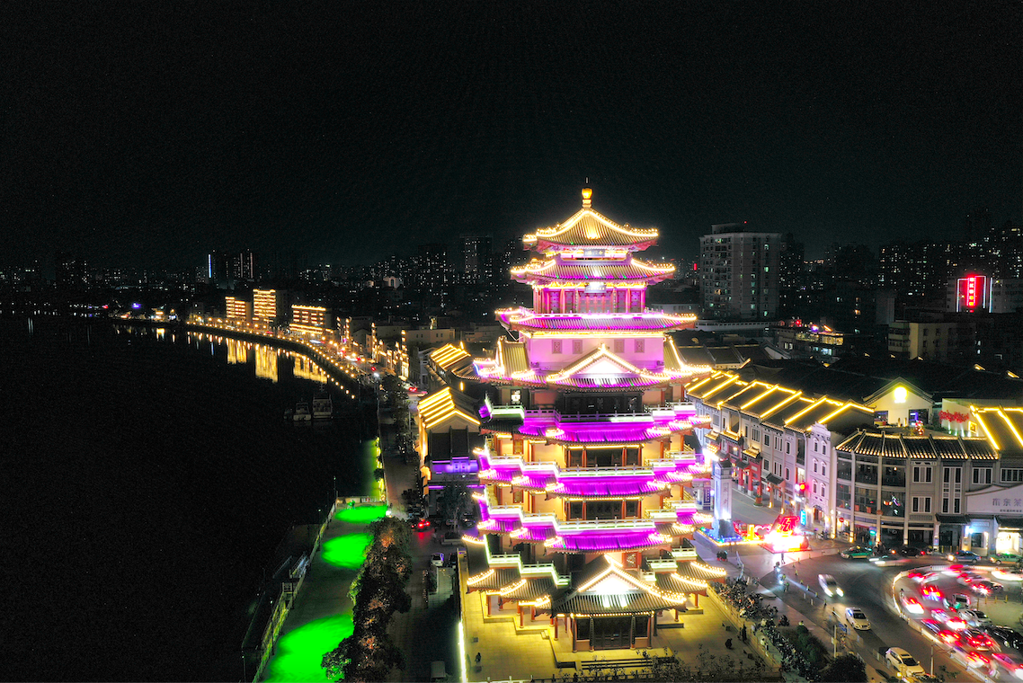 在廣東省惠州市惠城區(qū)水東街，感受“夜經(jīng)濟(jì)”的繁華。馮雪輝 攝