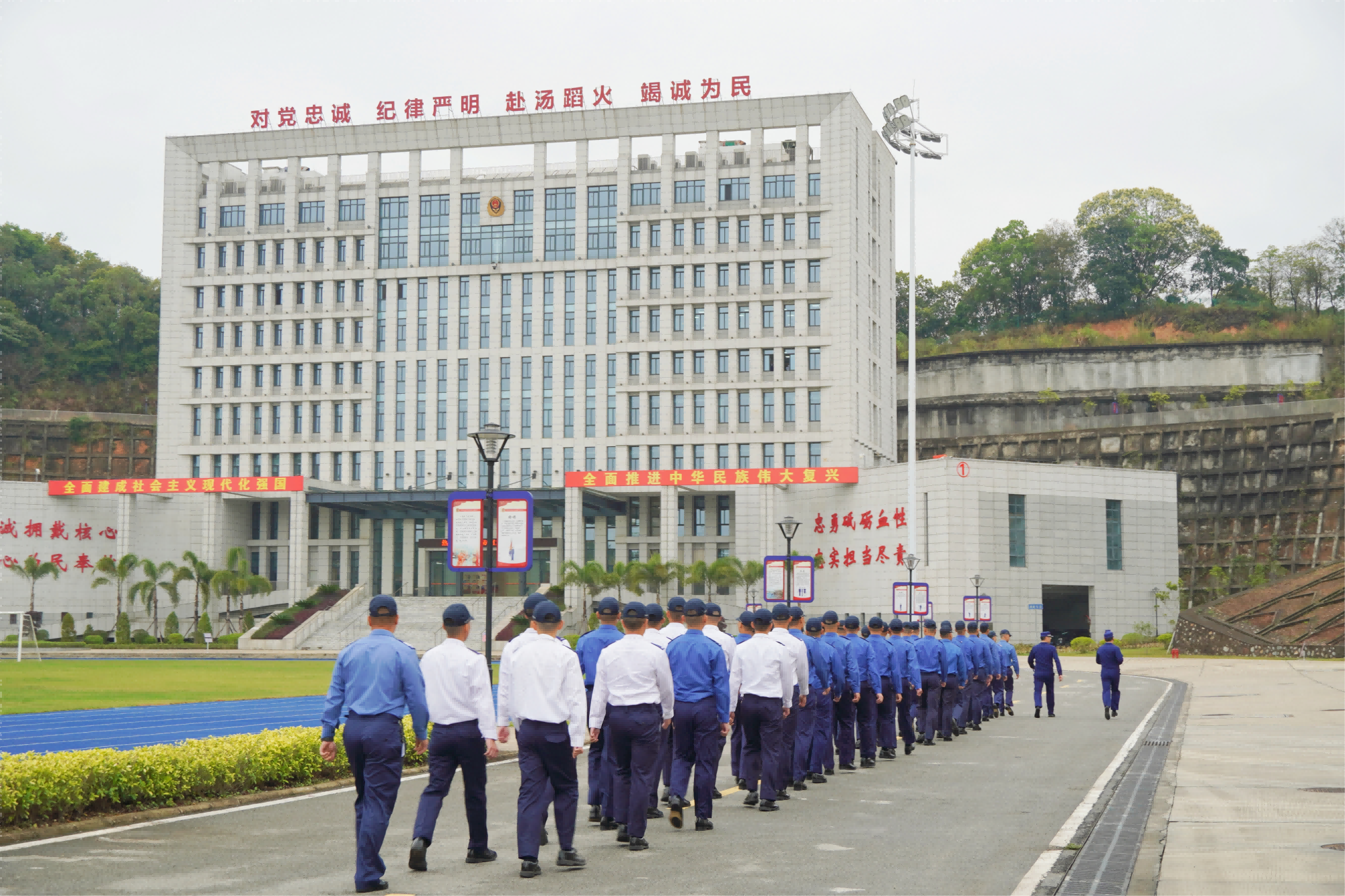 “刻苦練精兵，一切為打贏”，香港消防處消防及救護學(xué)院學(xué)員正式入營參加研習(xí)。王雅蝶 攝