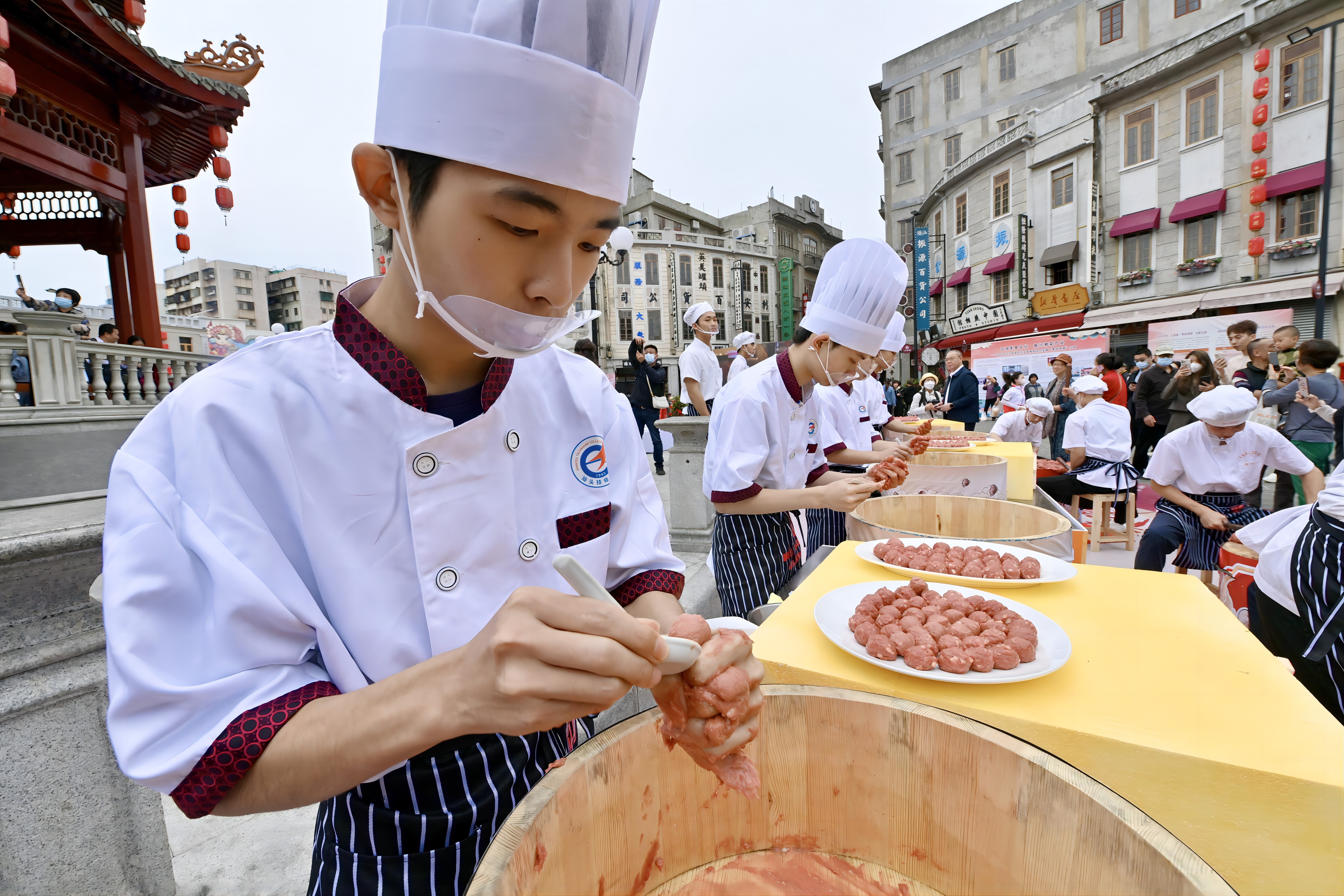 4月26日，在廣東省汕頭市，“潮汕牛肉”烹飪?nèi)瞬抨?duì)伍現(xiàn)場烹制拿手菜品。柯曉 攝