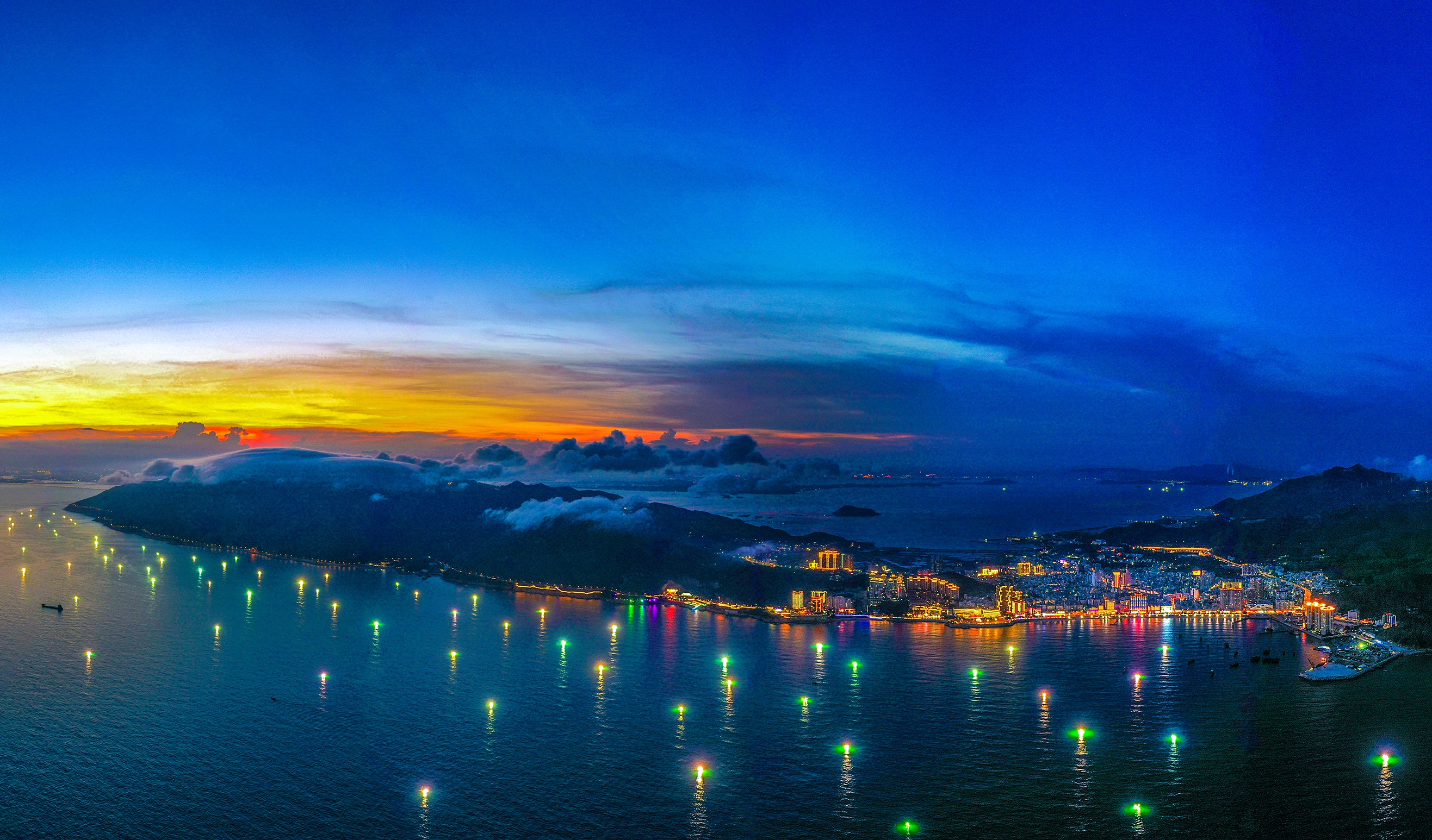 汕頭南澳島捕撈魷魚場(chǎng)景。黃慶偉 攝