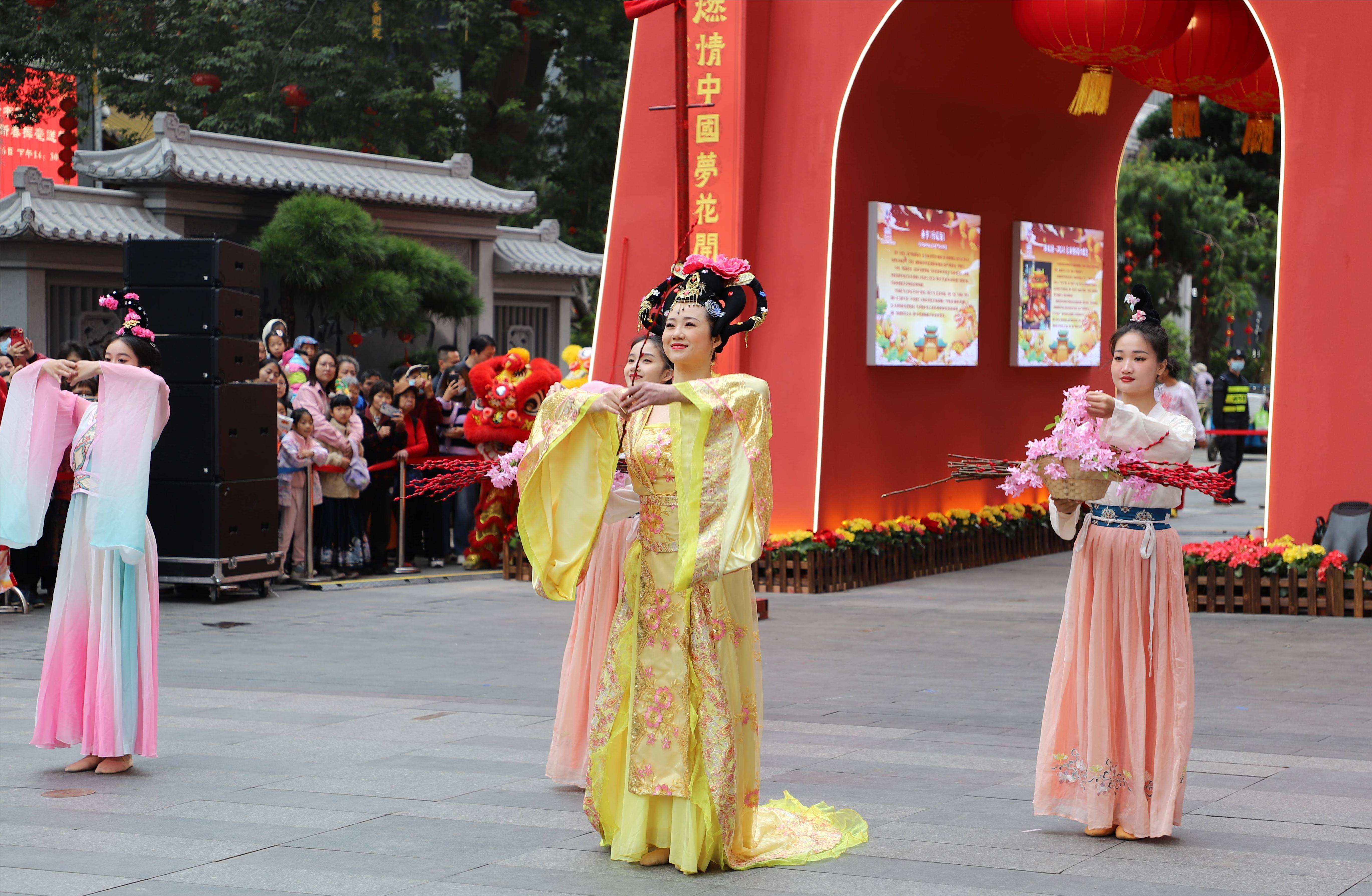 舞蹈演員表演花神祈福儀式，演繹素馨花的傳說。人民網 寧玉瑛攝