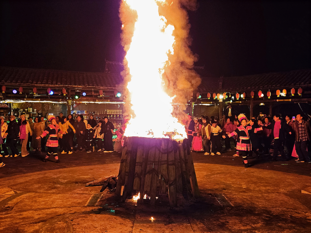 篝火晚會(huì)上，游客與瑤寨居民歌舞慶新年。人民網(wǎng) 張永生攝