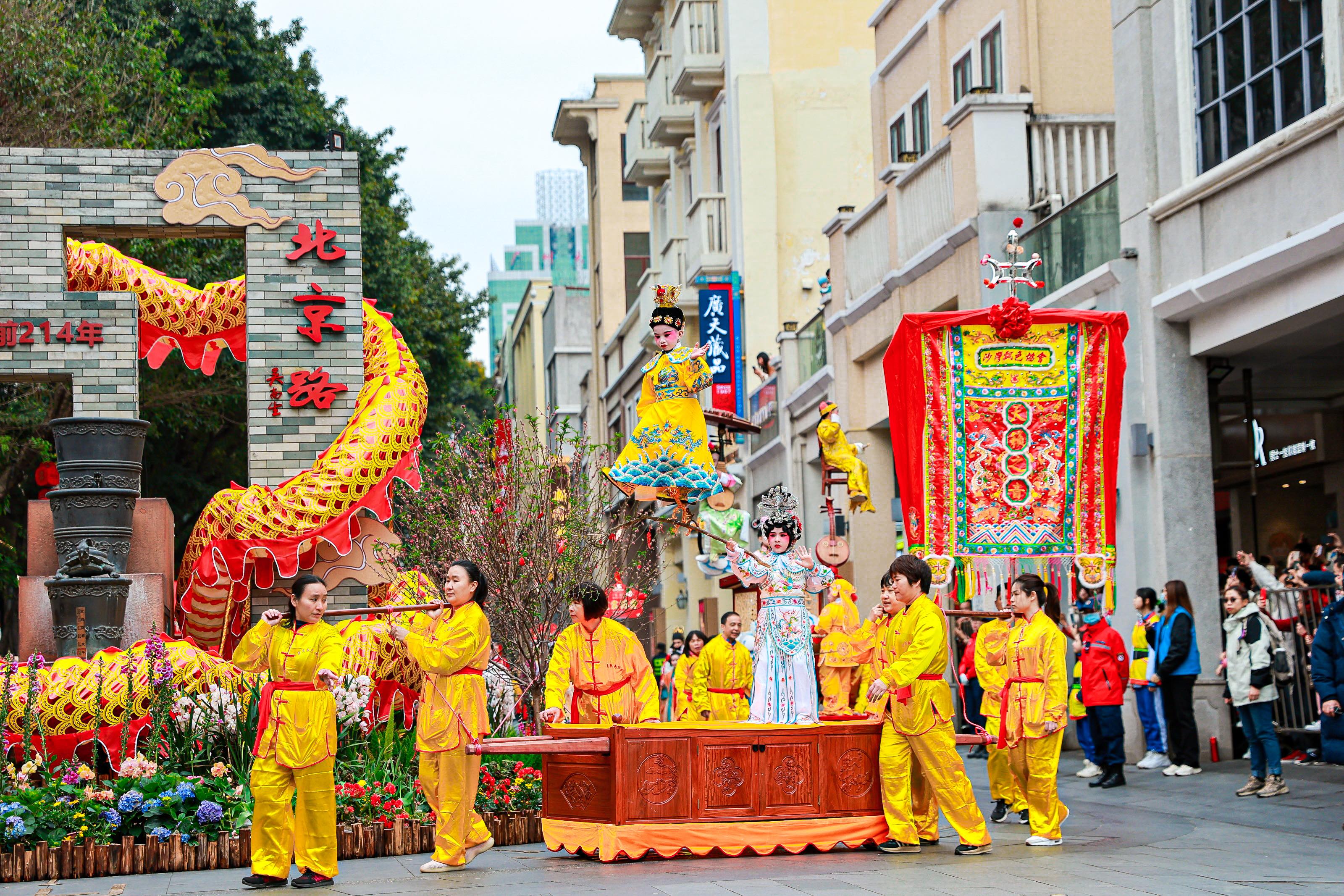 沙灣飄色是廣東省級非遺項目，2-6歲的幼童在木柜小舞臺上以固定姿勢作戲劇人物裝扮造型?；顒又鬓k方供圖