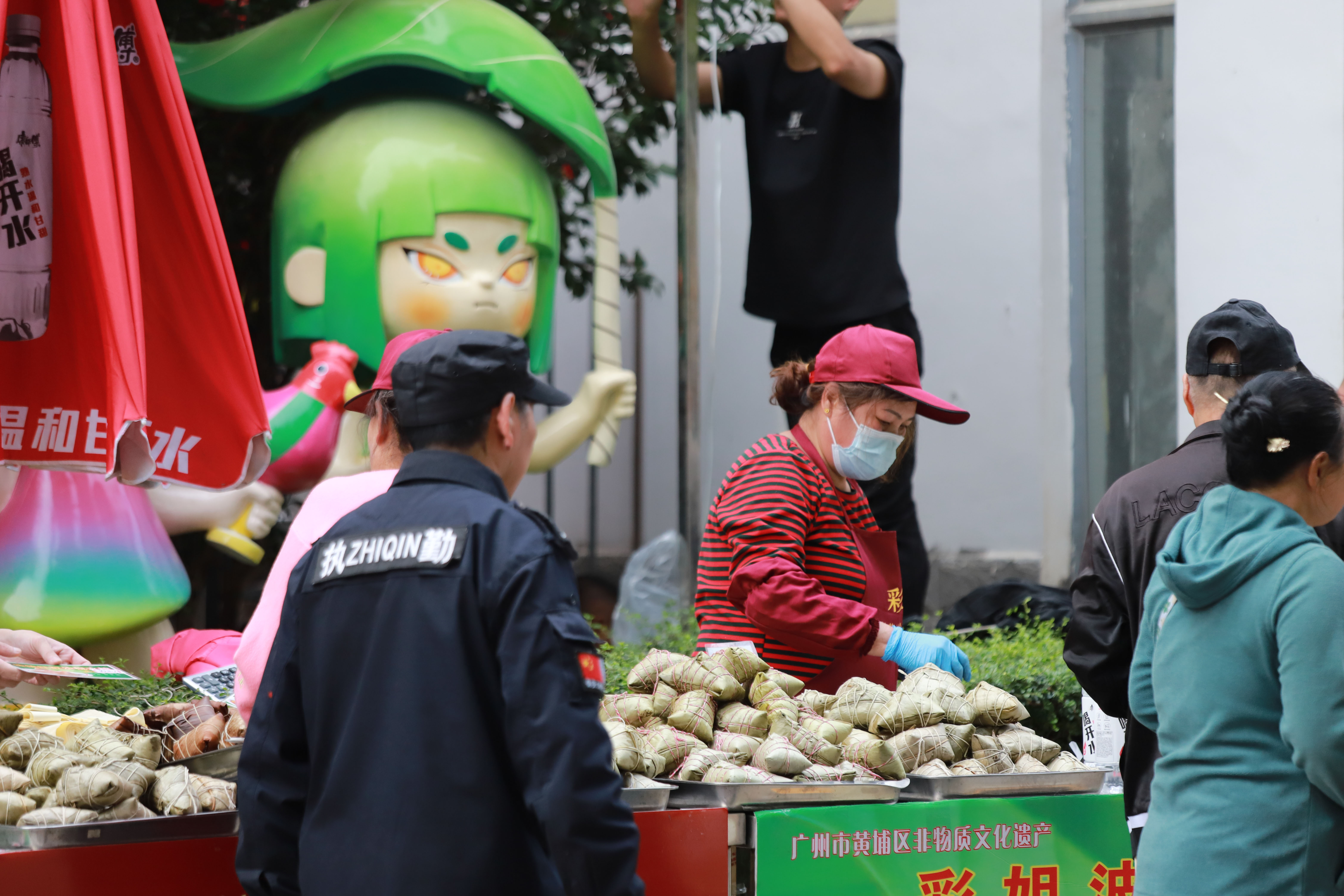 南海神廟東面的美食市集，有波羅粽、嫁女餅等本地特色非遺美食。楊文濤攝