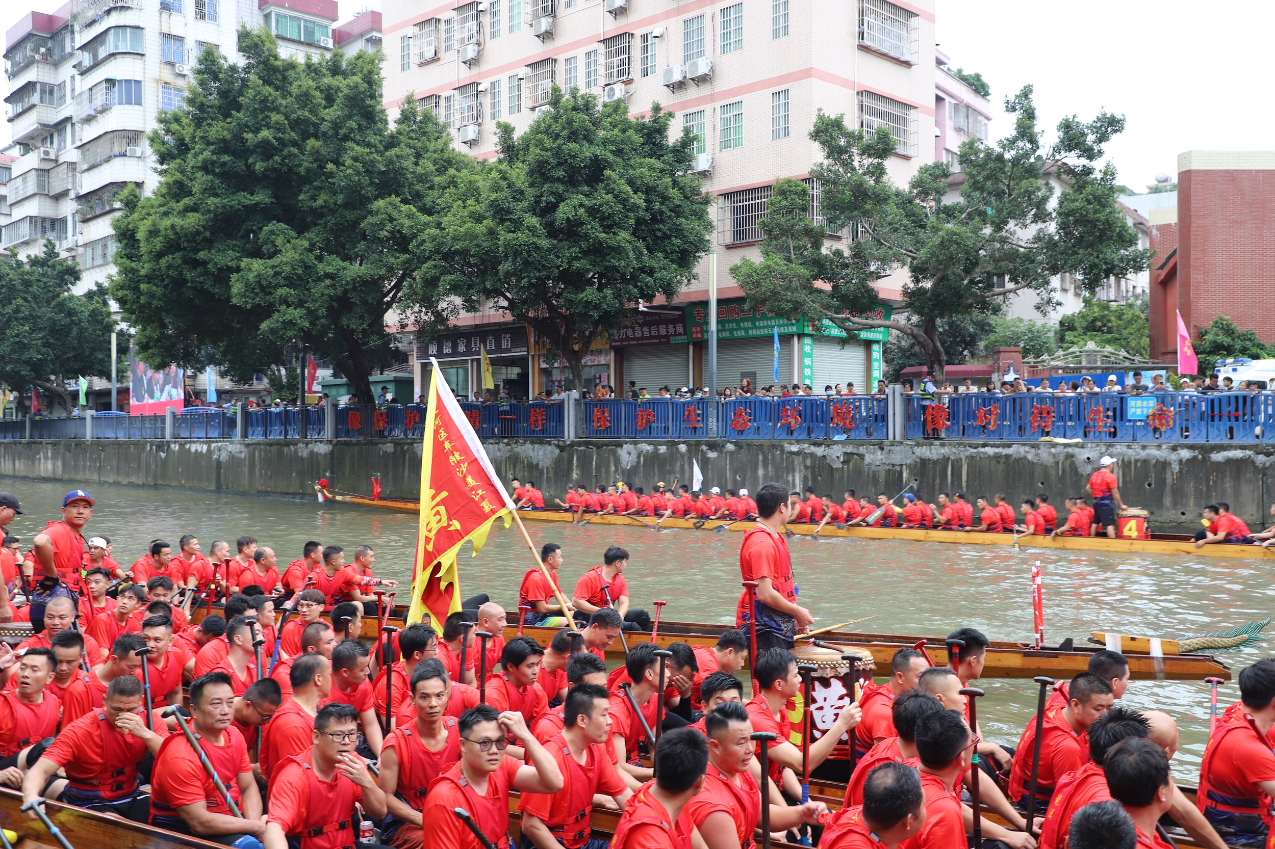 “2024一水同舟?車陂端午龍舟盛會(huì)”于6月5日上午開(kāi)賽，車陂村內(nèi)12支龍船隊(duì)展開(kāi)激烈角逐。何善福攝