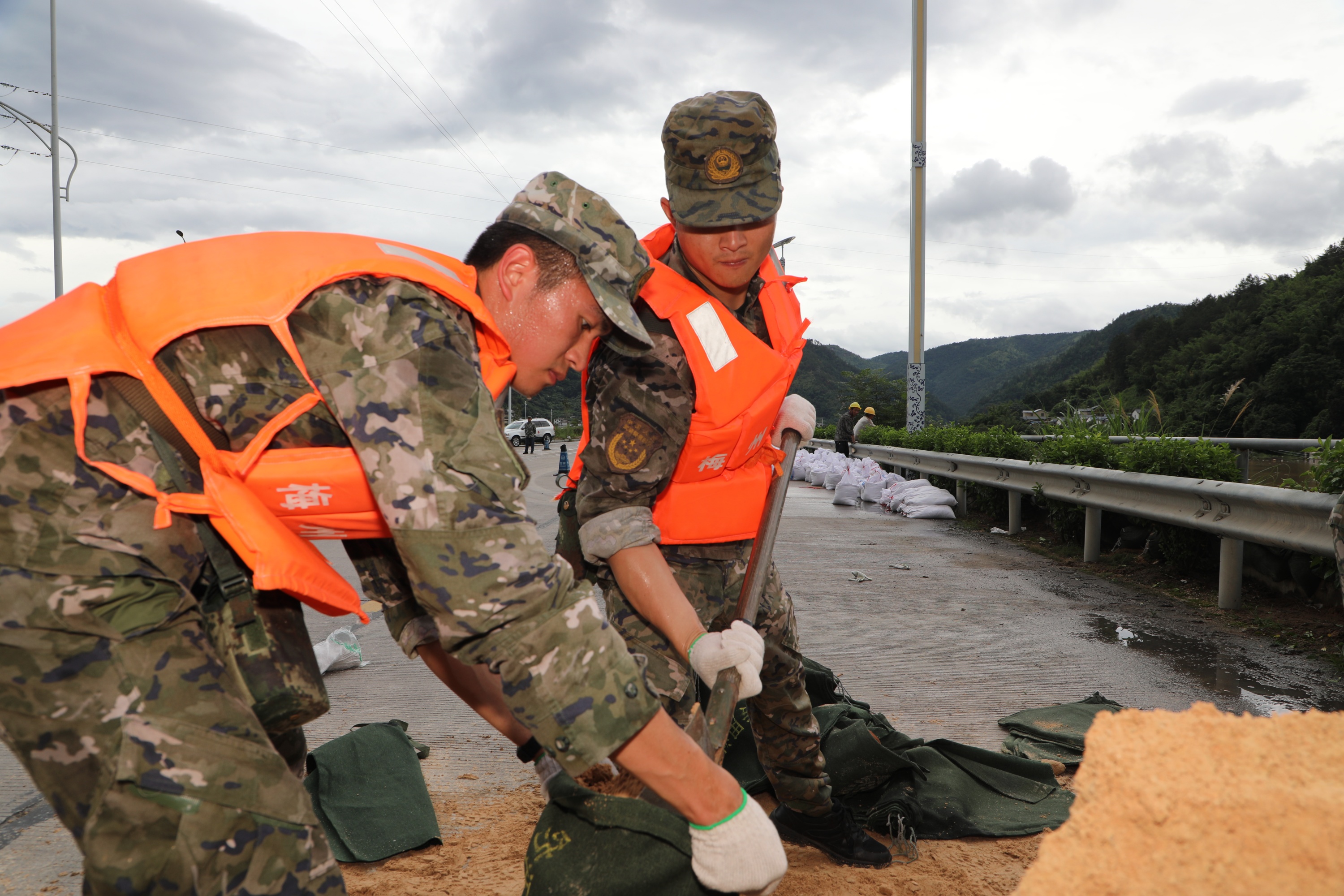 武警廣東總隊(duì)梅州支隊(duì)官兵緊急加固韓江支流合溪水下段堤壩。武警廣東總隊(duì)供圖