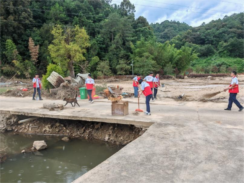 廣東中煙梅州卷煙廠志愿者協(xié)助清理嶺背村道路。許金龍攝