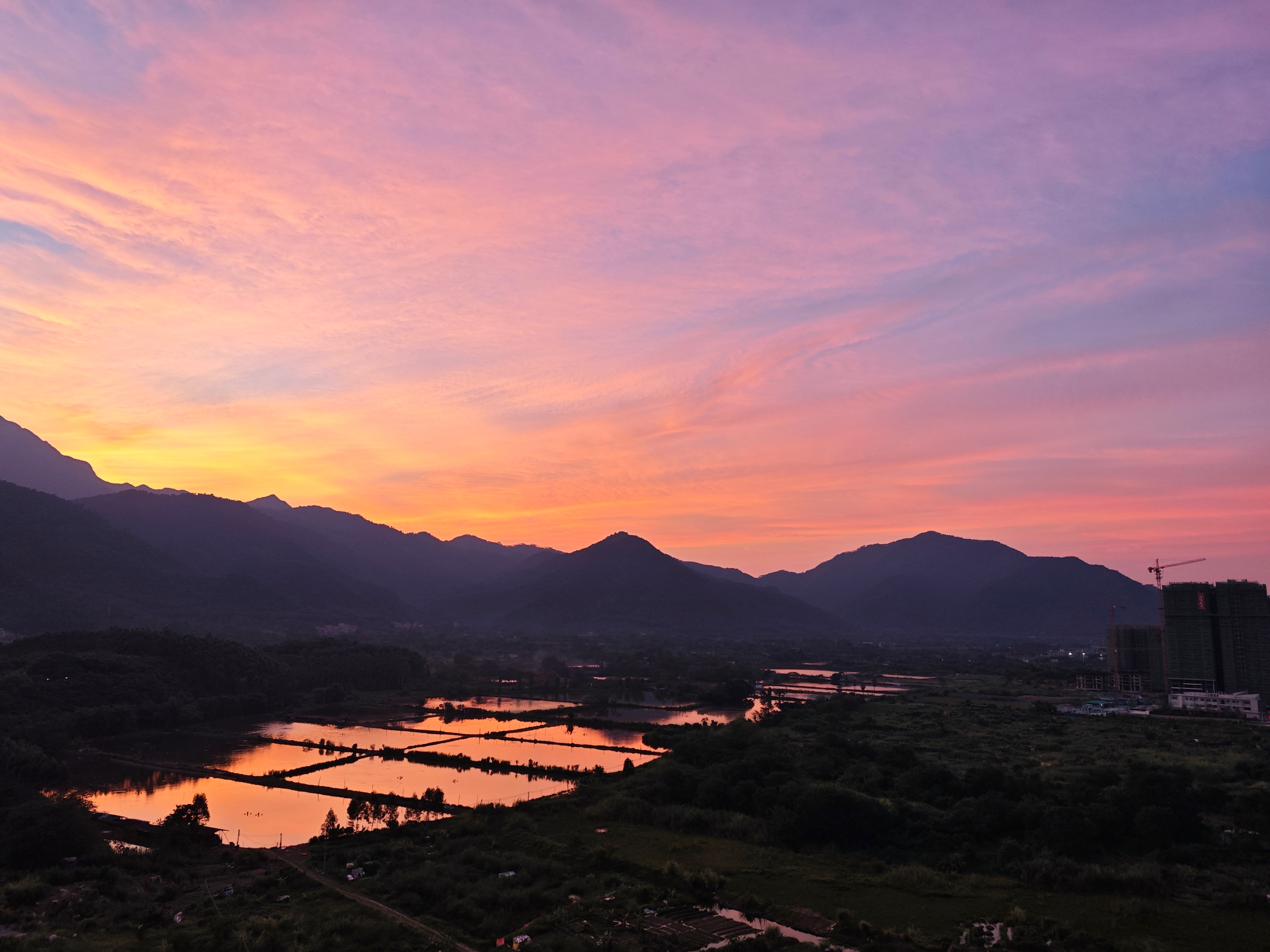 8月27日傍晚，肇慶市鼎湖山景區(qū)，霞光變幻。葉德威攝