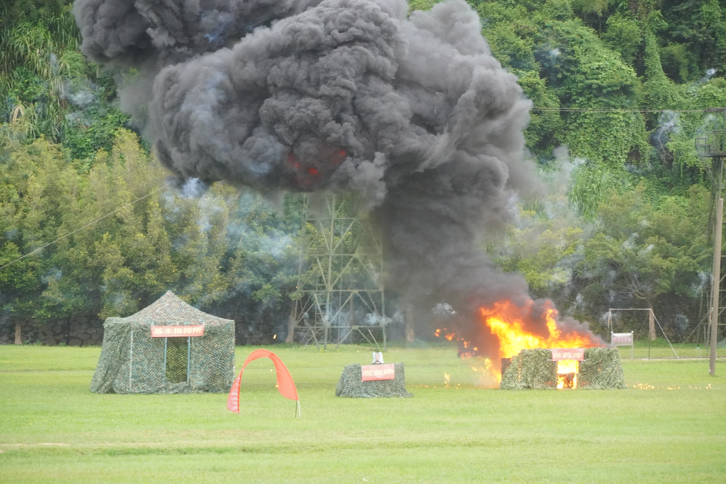 武警廣東總隊官兵進(jìn)行榴彈發(fā)射器課目演示。人民網(wǎng) 王雅蝶攝