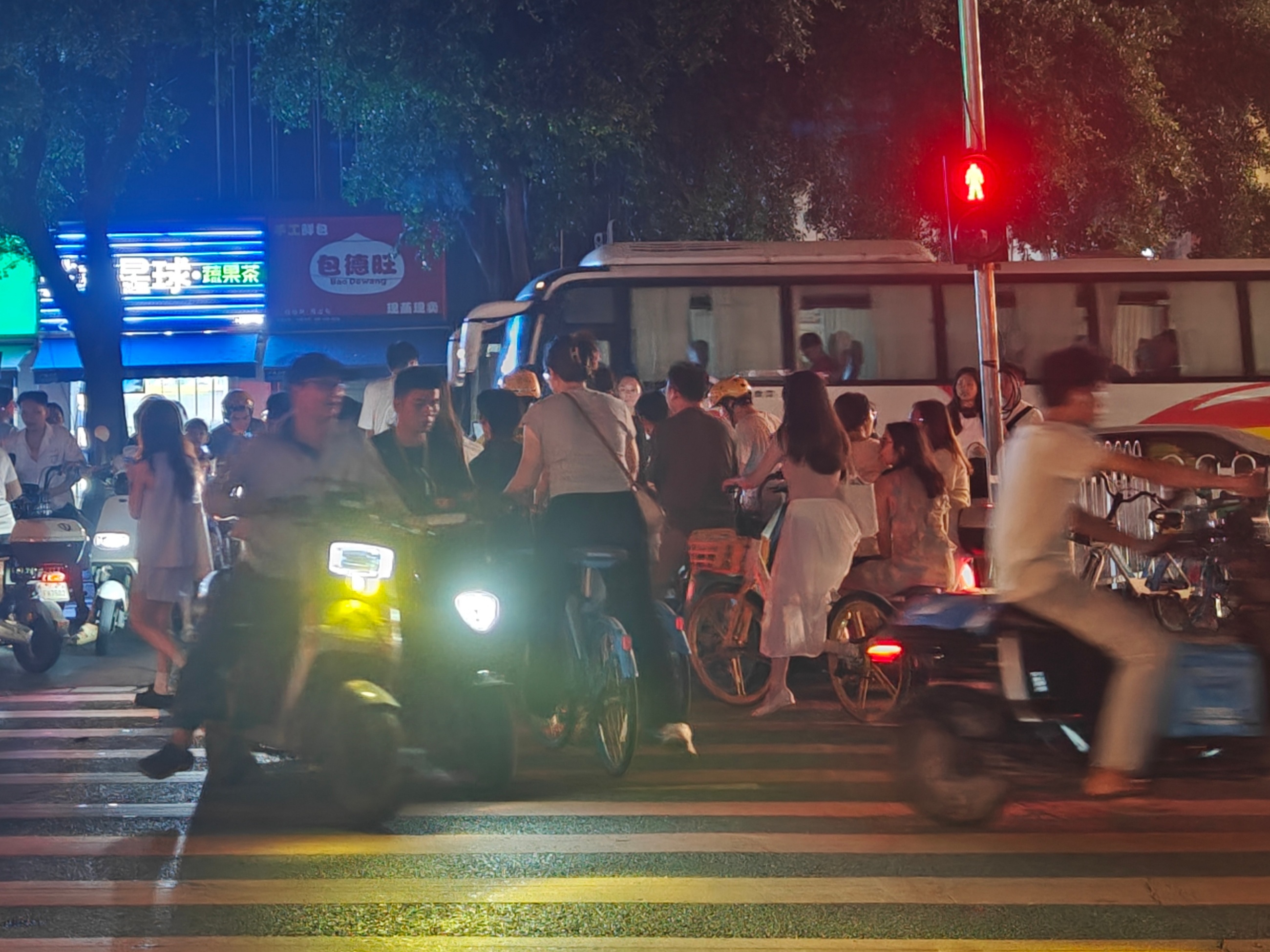 9月27日晚，廣州市天河區(qū)，電動(dòng)自行車車主闖紅燈。人民網(wǎng) 王雅蝶攝