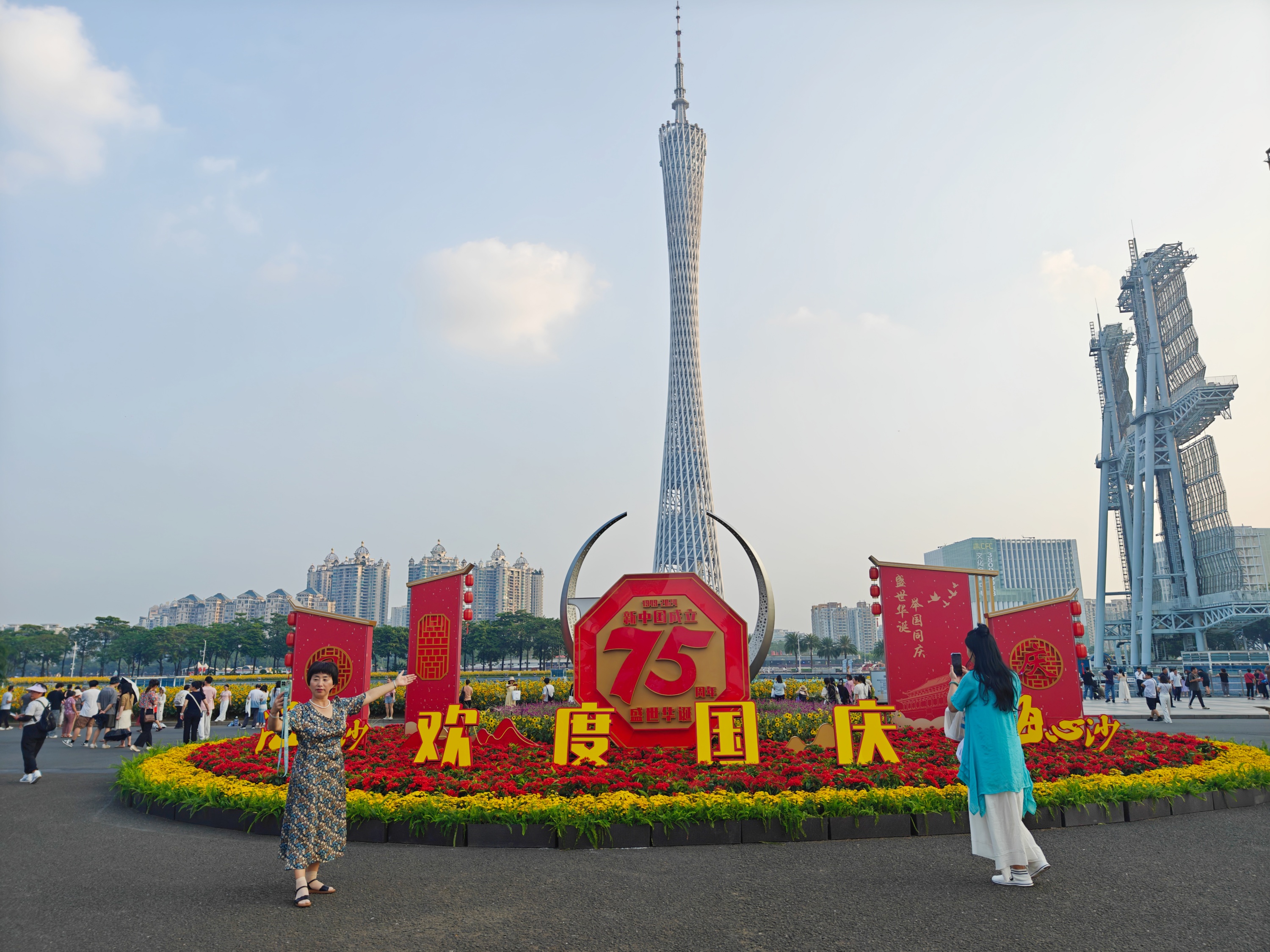 國慶將至，在廣州市海心沙亞運公園，節(jié)日氛圍濃厚，吸引市民游客到來。人民網(wǎng) 王雅蝶攝